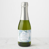 Elegante helle pastellblaue Blumen und Eukalyptus Schaumweinetikett (Vorderseite)