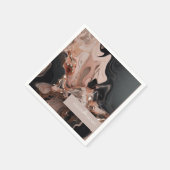 Elegante helle Taupe Marble Textur Einladung Serviette (Ecke)