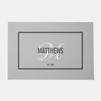 Elegante hellgraue Skriptmonogramm Name Hochzeit Fußmatte