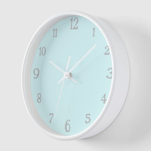 Elegante hellgraue Zahlen | Klassische Pastel Cyan Uhr (Winkel)