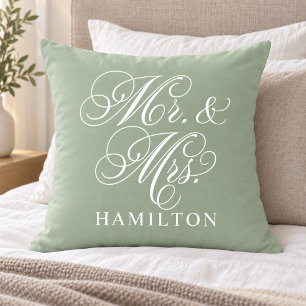 Elegante Hellgrüne Mr und Mrs Skript Hochzeit Kissen