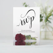 Elegante Hochzeit der Burgunder Rose RSVP Karte (Stehend Vorderseite)