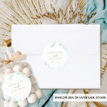 Elegante Hochzeit mit blauen und grünen Wasserfarb Runder Aufkleber<br><div class="desc">Eleganter Umschlag Aufkleber oder Gustenaufkleber mit zarten Aquarellfarben in Türkis,  Aqua,  staubblauen und sanften grünen Farbtönen. Golddekorative Akzente. Teil unserer Kollektion "Airy Blue and Green Watercolor" mit einer Vielzahl von Koordinierungsprodukten.</div>