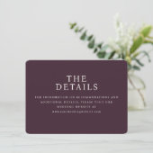 Elegante Hochzeits-Detailkarte mit Maroon-Serifen- Begleitkarte (Stehend Vorderseite)