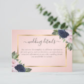 Elegante Hochzeitsdetails der Blue Blush Floral Begleitkarte (Stehend Vorderseite)