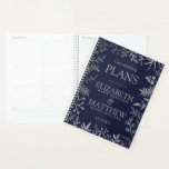 Elegante Hochzeitskollektion für Seestreitkräfte u Planer<br><div class="desc">Mit diesem eleganten und sehr trendigen Hochzeitsplaner bereiten Sie sich auf Ihren großen Tag stilvoll vor. Das Design ist einfach zu personalisieren mit Ihren eigenen Namen und Hochzeitsdatum und Sie können alle Ihre Design-Ideen, wichtige Hochzeitsinformationen und vieles mehr sicher in diesem personalisierten Planer behalten. Entsprechende Hochzeitssachen finden Sie in der...</div>