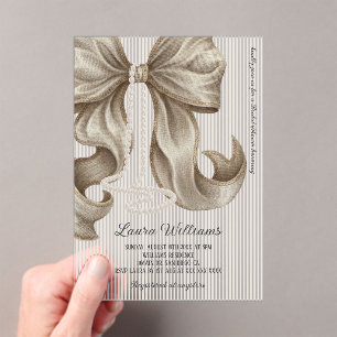 Elegante Hochzeitstorte in neutralem Beige Acryleinladungen