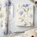 Elegante Hübsche Blume auf Creme Background Geschenkpapier<br><div class="desc">Fügen Sie Ihren Geschenken eine Touch der Elegant Blue Floral auf Cream Background Packpapier hinzu. Dieses wunderschöne Design mit zarten blauen Blumen, die in einer weichen Creme-Kulisse anmutig angeordnet sind, schafft einen zeitlosen und eleganten Look. Die sanften Farbtöne und die ausgeklügelten Blumenmuster verleihen jedem besondere Anlass ein Gefühl von Ruhe...</div>