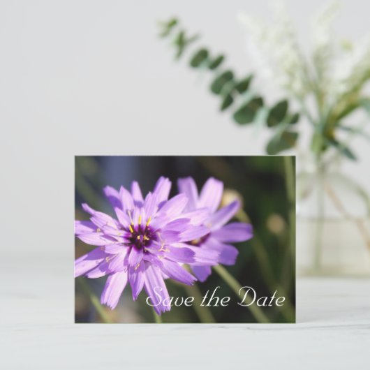 Elegante, hübsche lila Blume Save the Date Ankündigungspostkarte (Stehend Vorderseite)