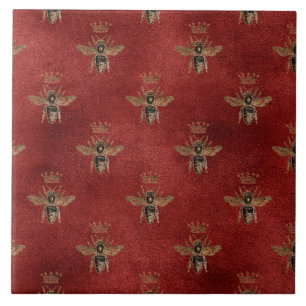 Elegante Hummel-Goldbiene auf rotem Hintergrund Fliese