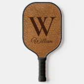 Elegante Imitate Brown Leather Mit Monogramm Initi Pickleball Schläger (Vorderseite)