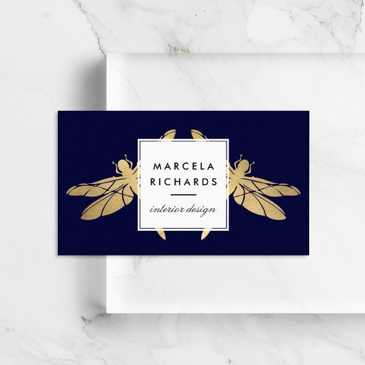 Elegante Imitate Gold Dragonfly Duo auf der Dunkle Visitenkarte