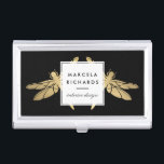 Elegante Imitate Gold Dragonfly Duo auf Schwarz Visitenkarten Etui<br><div class="desc">Ein elegantes und unerwartetes Paar Imitate,  goldene Libellen,  ragen hinter einer stilisierten Box heraus,  die Ihren Namen oder Firmennamen auf diesem schwarzen Visitenkartengehäuse hat. Ein wunderschönes Accessoire für stilvolle Berufe wie Innenarchitekten,  Stylist,  Lifestyle-Blogger,  Gartendesigner,  Kosmetologen und mehr. Auch für ein personalisiertes Geschenk! © 1201AM Design Studio</div>