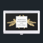 Elegante Imitate Gold Dragonfly Duo auf Schwarz Visitenkarten Etui<br><div class="desc">Ein elegantes und unerwartetes Paar Imitate,  goldene Libellen,  ragen hinter einer stilisierten Box heraus,  die Ihren Namen oder Firmennamen auf diesem schwarzen Visitenkartengehäuse hat. Ein wunderschönes Accessoire für stilvolle Berufe wie Innenarchitekten,  Stylist,  Lifestyle-Blogger,  Gartendesigner,  Kosmetologen und mehr. Auch für ein personalisiertes Geschenk! © 1201AM Design Studio</div>