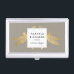 Elegante Imitate Gold Dragonfly Duo auf Taupe Visitenkarten Dose<br><div class="desc">Ein elegantes und unerwartetes Paar Imitate,  goldene Libellen,  ragen hinter einer stilisierten Box heraus,  die Ihren Namen oder Firmennamen auf dieser taupe Visitenkartenkiste trägt. Ein wunderschönes Accessoire für stilvolle Berufe wie Innenarchitekten,  Stylist,  Lifestyle-Blogger,  Gartendesigner,  Kosmetologen und mehr. Auch für ein personalisiertes Geschenk! © 1201AM Design Studio</div>