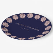 Elegante Imitate Rose & Navy Zierblumenhochzeit Pappteller (Schrägansicht)