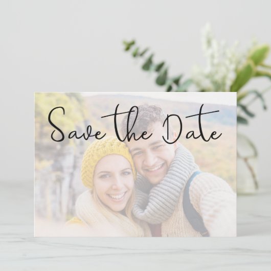 Elegante Imitate Vellum Foto Effect Script Hochzei Save The Date (Stehend Vorderseite)