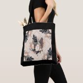 Elegante in Blütenstüte Tasche (Von Nahem)