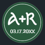 Elegante Initialen keltische Schriftart Grüne Hoch Runder Aufkleber<br><div class="desc">Dieser runde Umschlag Aufkleber-Aufkleber ist in einem schönen Grün gehalten und verleiht jeder Hochzeitsreise eine elegante Touch. Die Initialen des Ehepaares werden elegant in einem atemberaubenden keltischen Schriftart dargestellt, was ihm eine einzigartige und personalisierte Touch verleiht. Dieser Aufkleber ist die perfekte Ergänzung zu einer irischen Hochzeit am St. Patrick's Day,...</div>