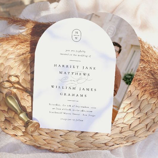 Elegante Initials Black & White Foto Arch Wedding Einladung