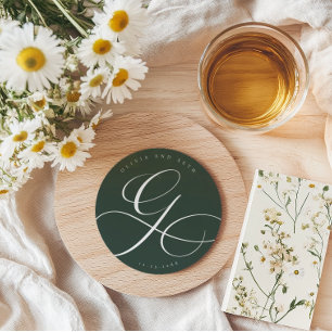 Elegante Kalligrafie “G” Dunkelgrüne Hochzeit Runder Pappuntersetzer