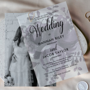 Elegante Kalligrafie Hochzeit mit lila Blumenmuste Pergament Einladungen