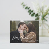 Elegante Kalligrafie Hochzeitspause Ankündigungspostkarte (Stehend Vorderseite)