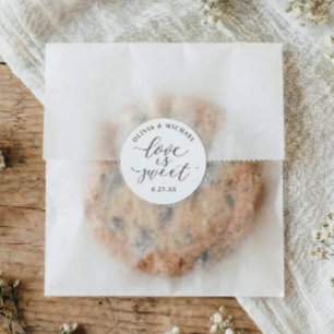 Elegante Kalligrafie Love is Sweet Hochzeit Runder Aufkleber