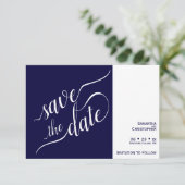 Elegante Kalligrafie Minimalistisch Navy Blue Wedd Save The Date (Stehend Vorderseite)