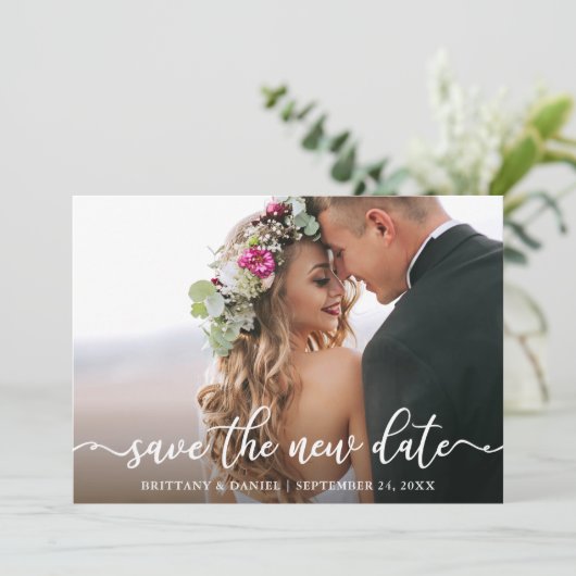 Elegante Kalligrafie Rette die neue Datumskarte Save The Date (Stehend Vorderseite)