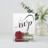 Elegante Kalligrafie und Rote Rose Wedding RSVP Postkarte (Stehend Vorderseite)