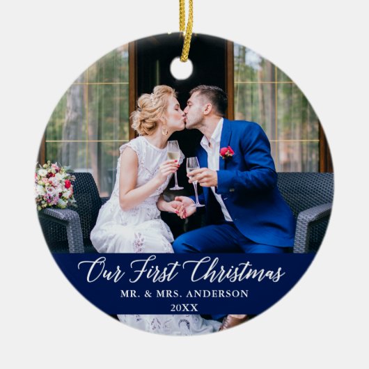 Elegante Kalligrafie Unser erstes Weihnachtsblau Keramik Ornament (Vorne)