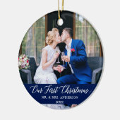 Elegante Kalligrafie Unser erstes Weihnachtsblau Keramik Ornament (Links)