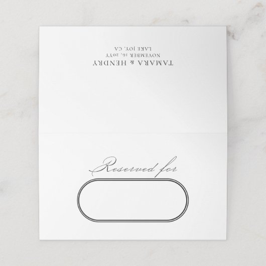 Elegante Kalligrafie White Wedding vorbehalten Platzkarte (Außenseite Aufgefaltet)