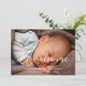 Elegante Kalligraphie Begrüßungsbaby-Foto Ankündigung (Stehend Vorderseite)
