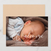 Elegante Kalligraphie Begrüßungsbaby-Foto Ankündigung (Vorne/Hinten)