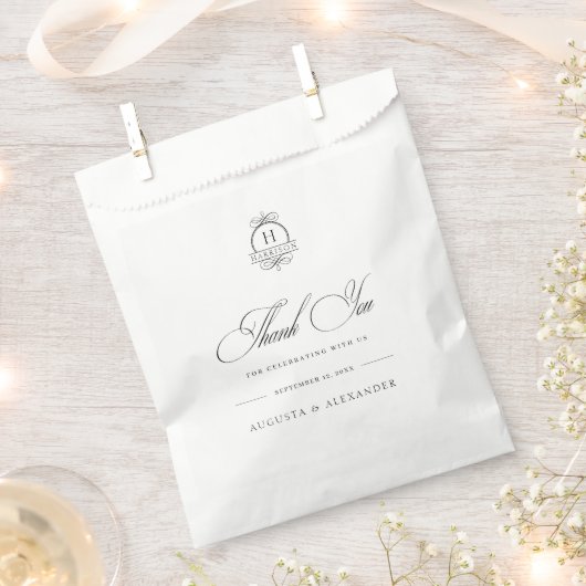 Elegante Kalligraphie Black & White Wedding Monogr Geschenktütchen (Ausgeschnitten)