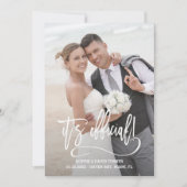 Elegante Kalligraphie Es ist offizielle Hochzeit Ankündigung (Vorderseite)