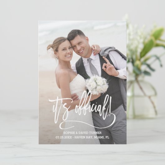 Elegante Kalligraphie Es ist offizielle Hochzeit Ankündigung (Stehend Vorderseite)