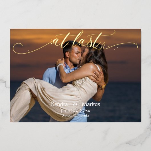 Elegante Kalligraphie IM LETZTEN Foto Save the Dat Folieneinladung (Vorderseite)