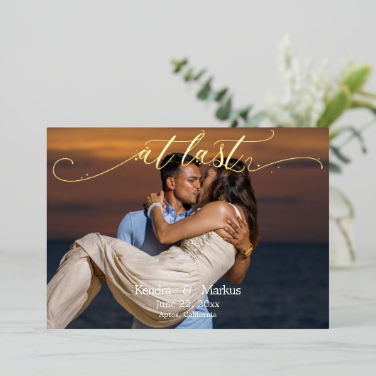 Elegante Kalligraphie IM LETZTEN Foto Save the Dat Folieneinladung (Stehend vorne)