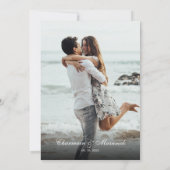 Elegante Kalligraphie Schwarz-Weiß-Foto Hochzeit Einladung (Rückseite)