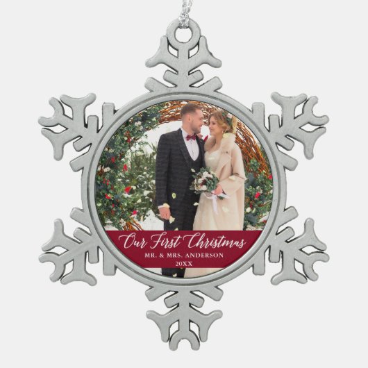 Elegante Kalligraphie Unser erstes Weihnachtsburgu Schneeflocken Zinn-Ornament (Vorderseite)