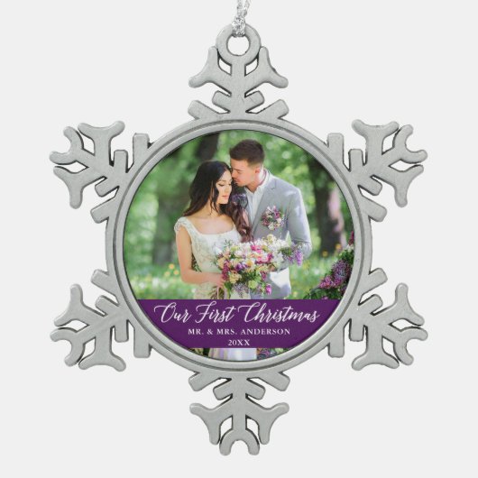 Elegante Kalligraphie Unser erstes Weihnachtsfest Schneeflocken Zinn-Ornament (Vorderseite)