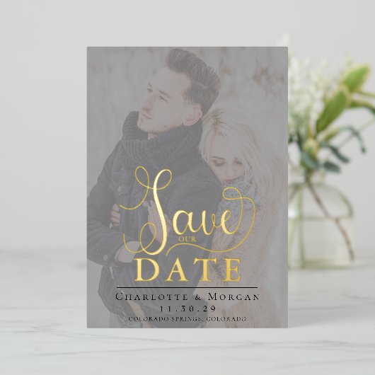 Elegante Kalligraphie Zwei Fotos Save the Date Foi Folieneinladung (Stehend vorne)