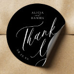 Elegante kalligraphische Hochzeit danke Ihnen für  Runder Aufkleber<br><div class="desc">Elegante minimale Schwarz-Weiß-Gastgeschenk Hochzeit bedankt sich beim Aufkleber mit einem stilvollen,  schicken,  trendigen Kalligraphieskript.                       Einfach mit Ihren Daten personalisieren! Geeignet für feierliche Hochzeiten in schwarzer Krawatte.                 Bitte beachten Sie,  dass die Hintergrund- und Textfarben an Ihr Hochzeitsfarbschema angepasst werden können.</div>