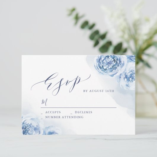 Elegante kalligraphische Hochzeit mit dustigem blü RSVP Karte (Stehend Vorderseite)