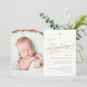Elegante kalligraphische Neutral-Gold-Foto-Taufe Einladung (Stehend Vorderseite)