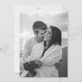 Elegante kalligraphische Schwarz-Weiß-Foto Hochzei Einladung (Rückseite)