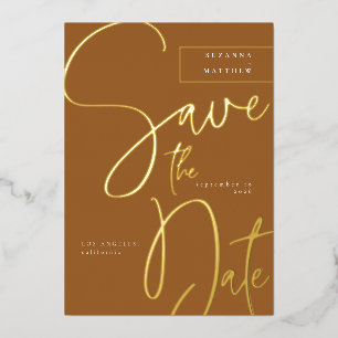 Elegante Karamellbraune Kalligrafie Save-the-Date- Folieneinladung